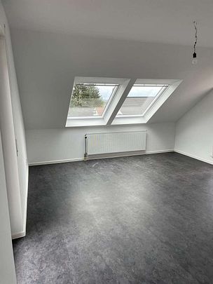 Renovierte 2-Zimmerwohnung mit EBK,Dachterrasse+Außenstellplatz -KL-Erlenbach- - Photo 1