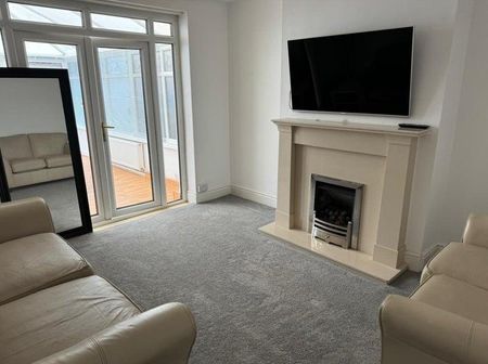 4 bedroom semi-detached house to rent - Photo 2