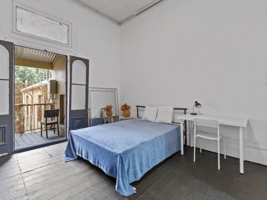 Redfern - Photo 1