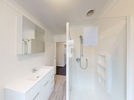 Roslyn - 3 Bedrooms - Photo 4