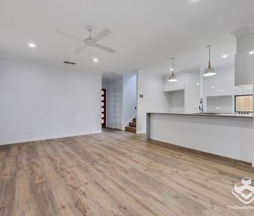 SPACIOUS & STUNNING 4 BEDROOM TOWN HOME - Photo 4