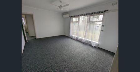 Centrally Located 3 Bedroom Unit - Photo 4