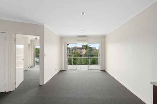 Bright Top-Floor Apartment in a Quiet, Convenient Location - Photo 1