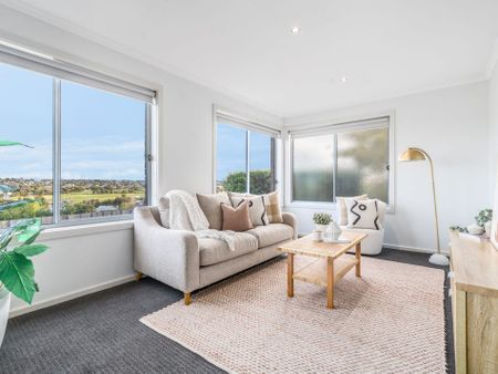 SPACIOUS MODERN FAMILY HOME - Photo 5