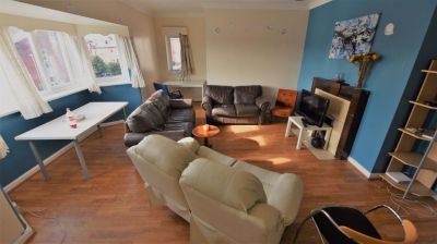 5 bedroom Flat in Bed), Burley - Photo 1