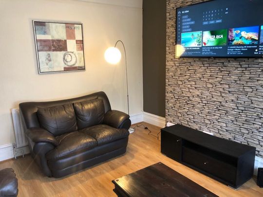 8 bedroom terraced house to rent - Photo 1