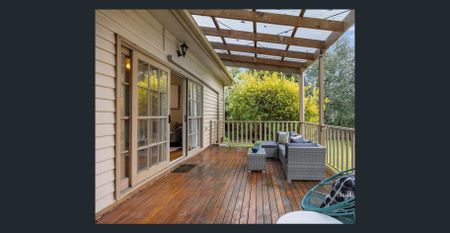 Charming weatherboard home in leafy Tintern precinct - Photo 2