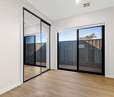 Like New Stunning Family Home! - Photo 1