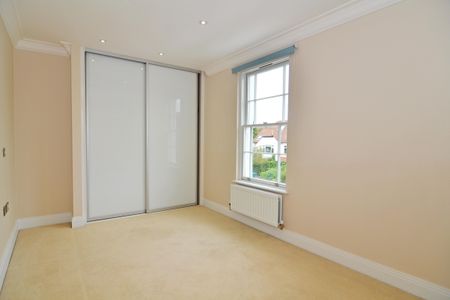 Queens Road, Teddington, TW11 - Photo 2