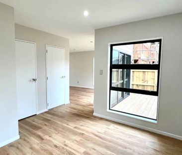 Modern Townhouse - Photo 2