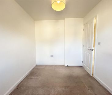 2 Bedroom House - Mid Terrace To Let - Photo 3