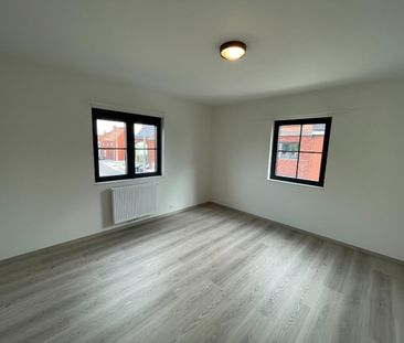 Drie slaapkamer EENGEZINSWONING met garage & tuin - Photo 4