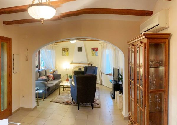 Villa for rent with 3 bedrooms and pool in Calpe for the winter season.