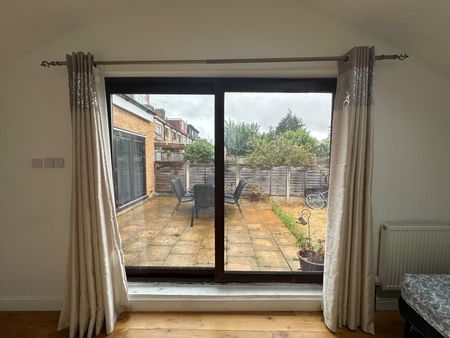 Room in a Shared House, Spearpoint Gardens, IG2 - Photo 5