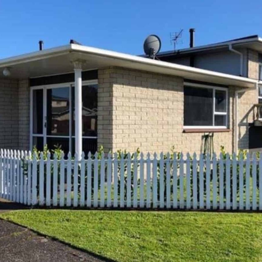 IMMACUATELY PRESENTED 2 BDRM MODERN TOWNHOUSE - Photo 1