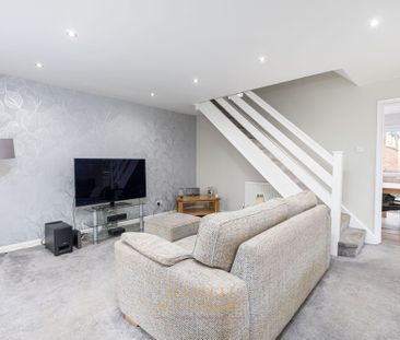 The Grooms, Worth, RH10 - Photo 4