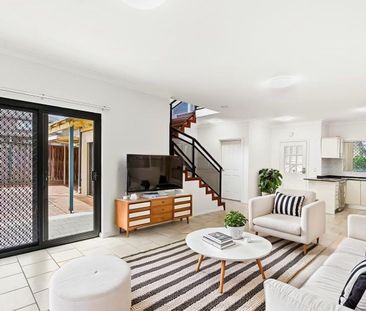 Spacious & Stylish Townhouse In Convenient Location - Photo 2