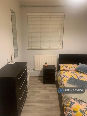 1 bedroom in a flat share to rent - Photo 5