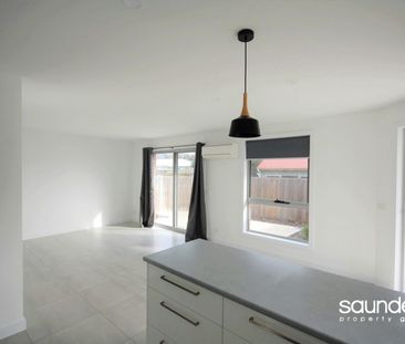 Low maintenance modern unit - Photo 2