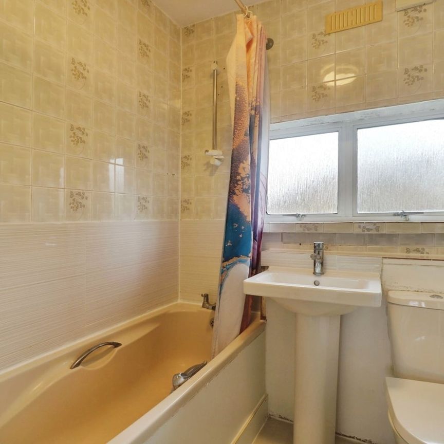 4 Bed Detached House, Whatley Avenue, SW20 - Photo 1