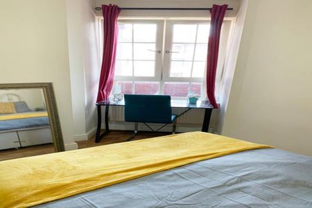 4 bedroom flat share to rent - Photo 4