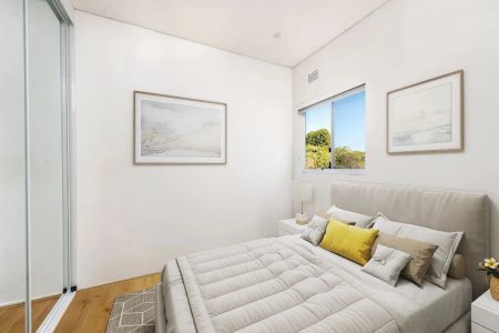 Beautifully Renovated Two-Bedroom Apartment - Photo 3