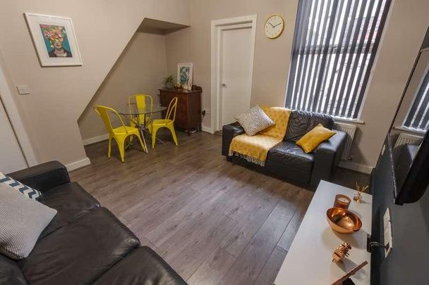 Halsbury Road, L6 - Photo 1