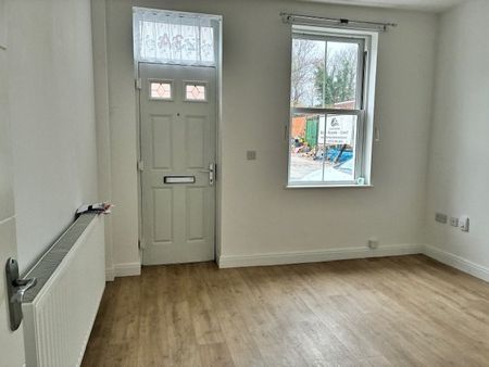 2 Bedroom House with en-suite & *Close to Nuneaton town centre* - Photo 2