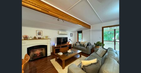 COZY 3-BED HOME WITH TIMBER DECK AND OUTSIDE ENTERTAINMENT AREA! - Photo 2