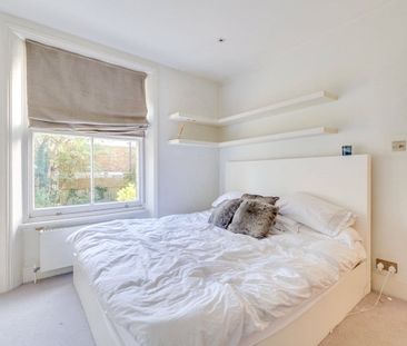 NO SHARERS, sorry. A spacious three bedroom mansion apartment is on... - Photo 3
