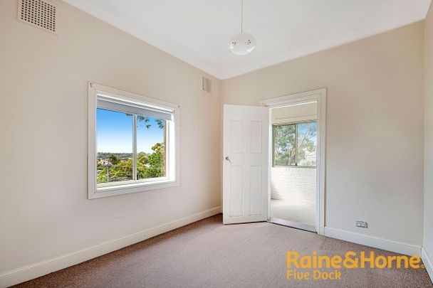Comfortable Two Bedroom apartment - Well Located - Photo 1