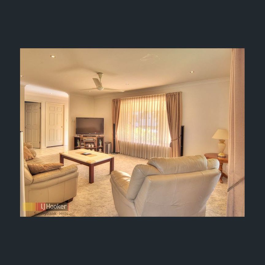 Family-Friendly 5-Bed Home: Modern Living with Nearby Amenities! - Photo 1