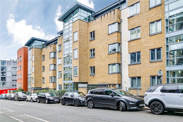 2 bedroom flat in Primrose Hill - Photo 1