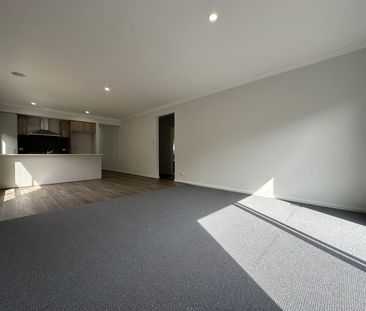 Stylish & Spacious Family Home in Prime Tarneit Location! - Photo 2