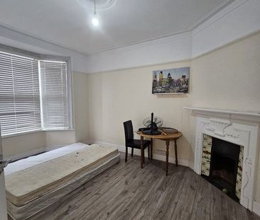 3 Bed Flat, Grange Avenue, N12 - Photo 2