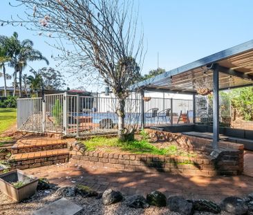 Spacious 5-Bedroom Family Home with Pool - Photo 5