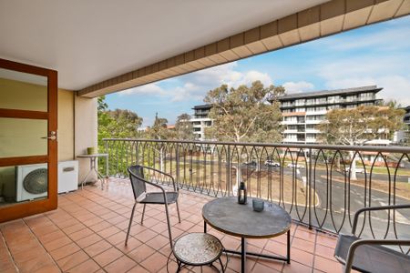 Modern, Fully Furnished Apartment in the Heart of Manuka! - Photo 2