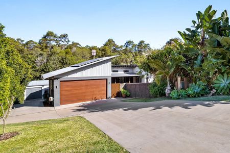 Beautiful Family Home with Pool, Shed and Privacy - Photo 5