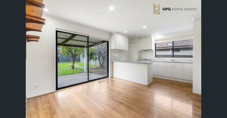 Sizable Living, Fantastic Location - Photo 5