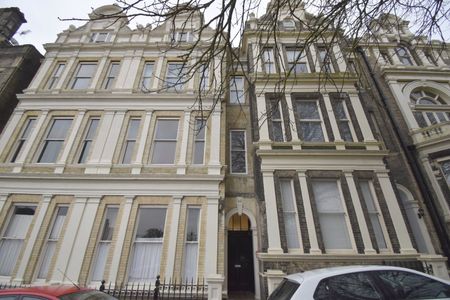 Flat to rent - Castle Hill, Rochester, ME1 - Photo 4