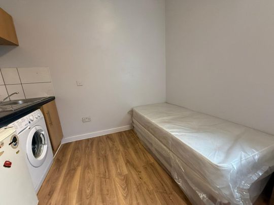 Studio Flat, High Road, IG1 - Photo 1