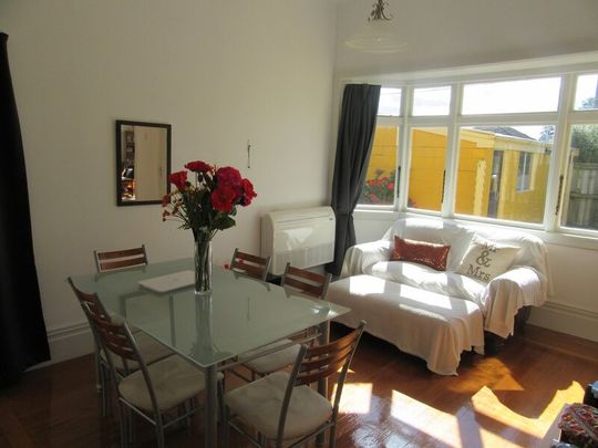 Private & sunny 2 bedroom house - Photo 1