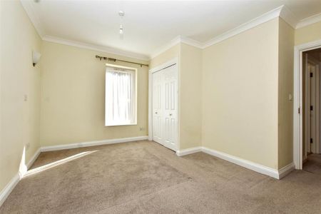3 bedroom flat to rent - Photo 2