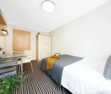 2 Bed Flat - Photo 2