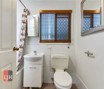 LOW SET 3 BEDROOM HOME IN STAFFORD - Photo 6