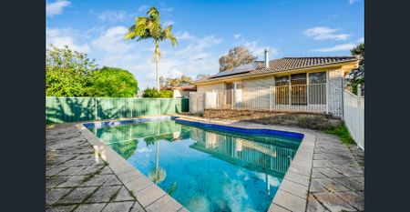 'Spacious Family Home in excellent location - Photo 4