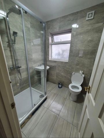 3 Bed Terraced House, Whites Avenue, IG2 - Photo 4