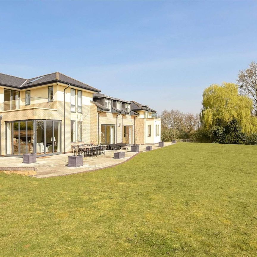 Contemporary 'Arts & Crafts' designed home in grounds of over 7 acres with panoramic views over West London & close to the River Thames. - Photo 1