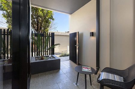 ONE BEDROOM APARTMENT IN SOUGHT AFTER BLOCK!!! ACCESS VIA LANEWAY - Photo 4