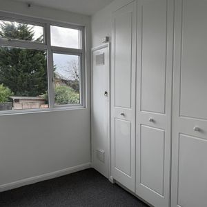 1 Bedroom Flat - Photo 2